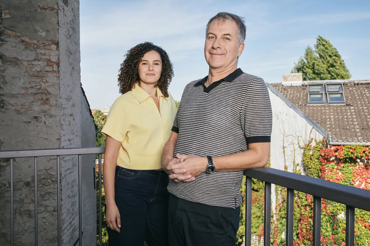 Helge Gebhardt und Sarra Saddek auf dem Balkon über Prenzlauer Berg